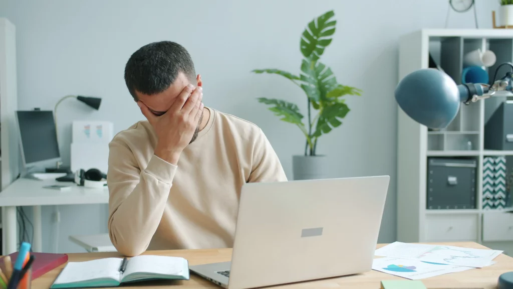 homme fatigué au bureau, besoin d'hydratation