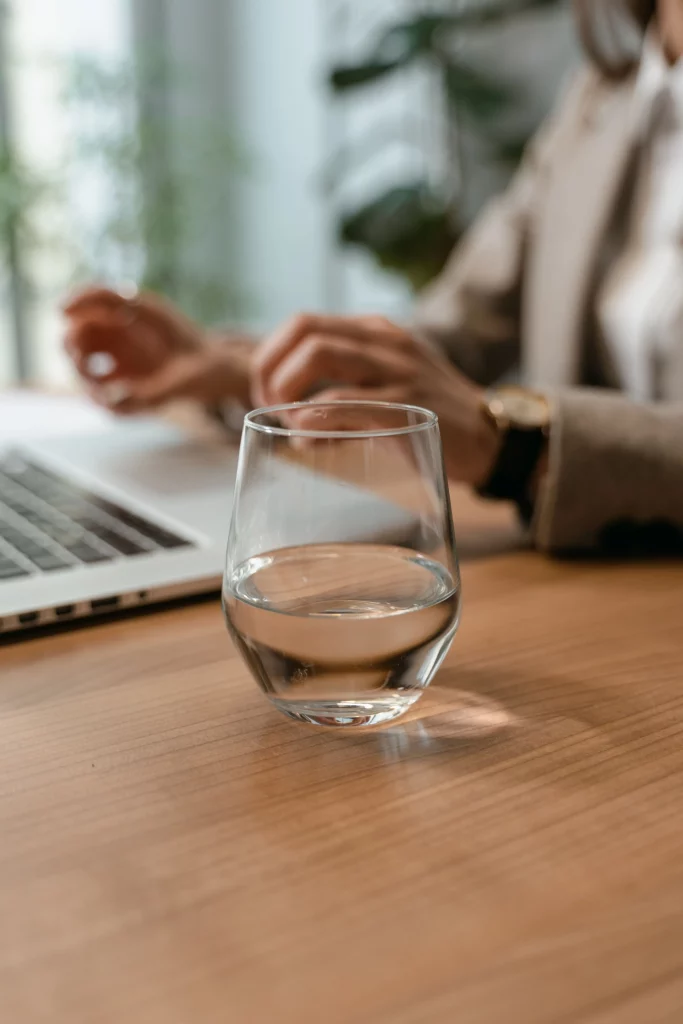 Image d'un verre d'eau dans un bureau
