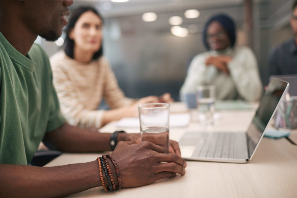 employés de bureau en train de s'hydrater
